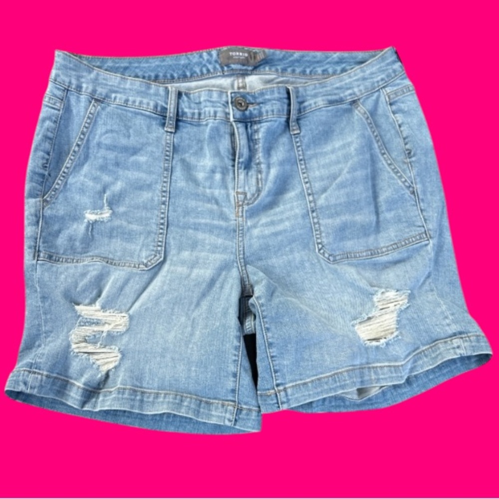 🔥TORRID! SUPER COOL & TRENDY! MEDIUM LIGHT BLUE WASH! DISTRESSED! DENIM SHORTS!